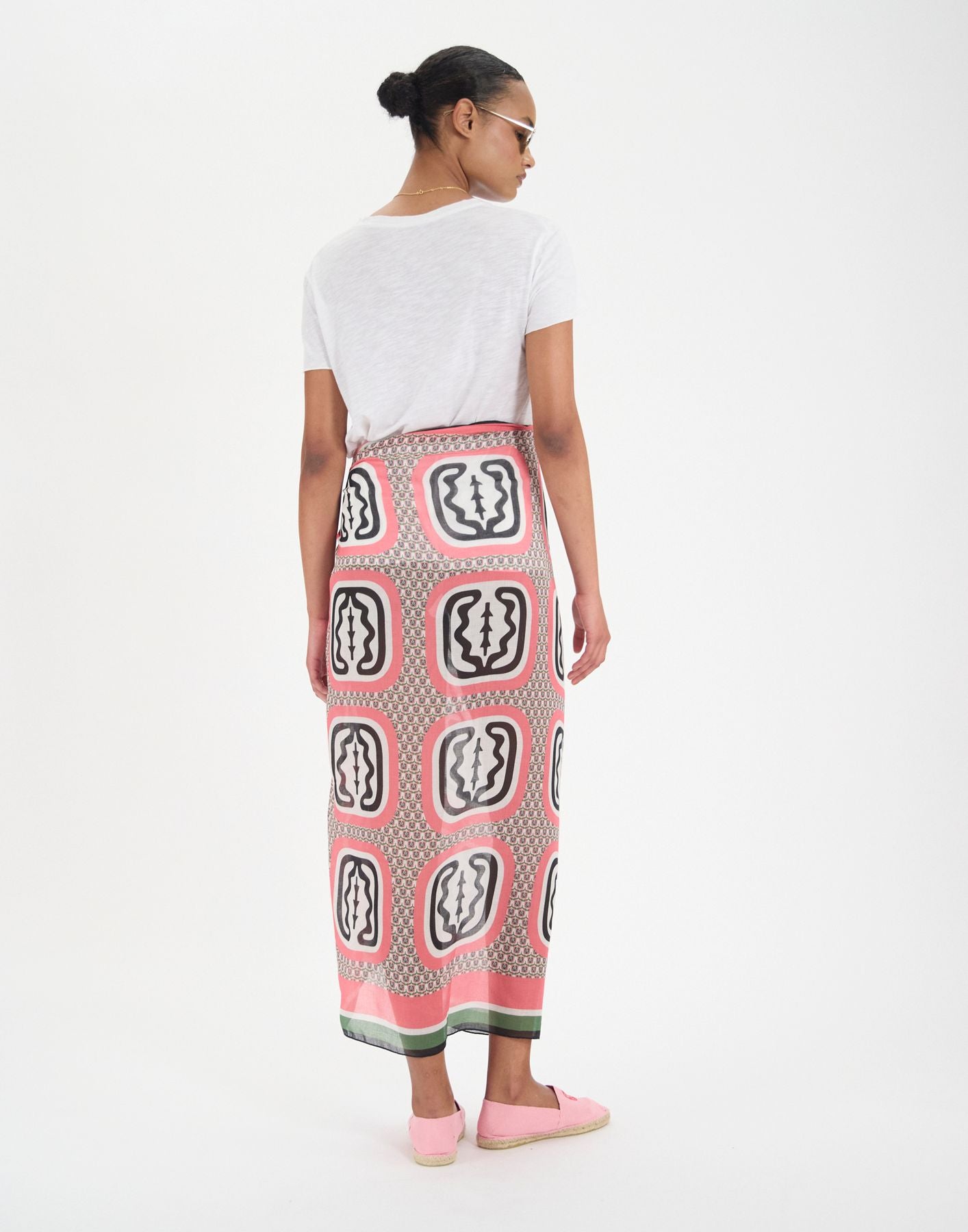 Pareo Flore in pink silk blend with oak leaf motif