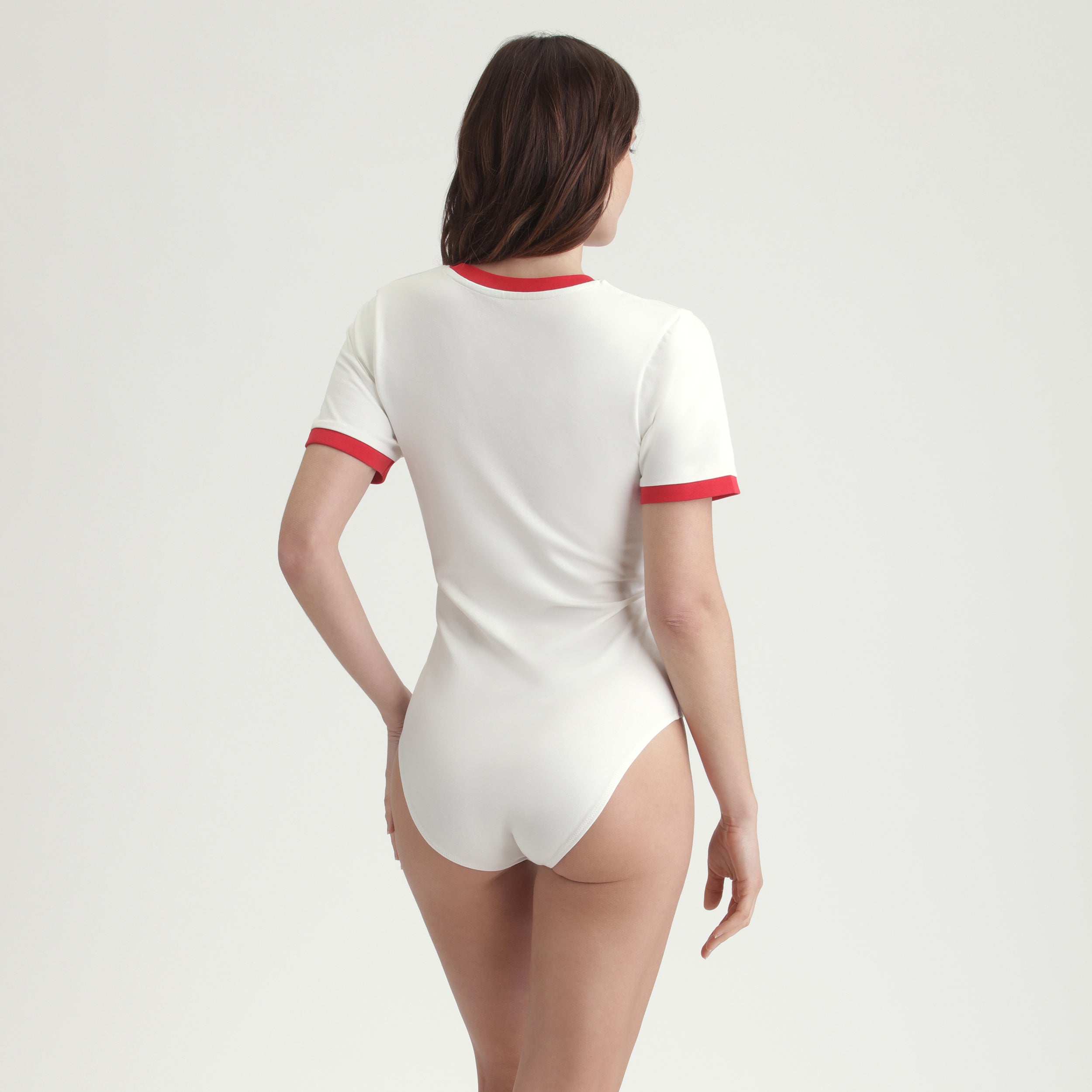 Cuerpo de nácar con cuello rojo DIM x Ines de La Fressange