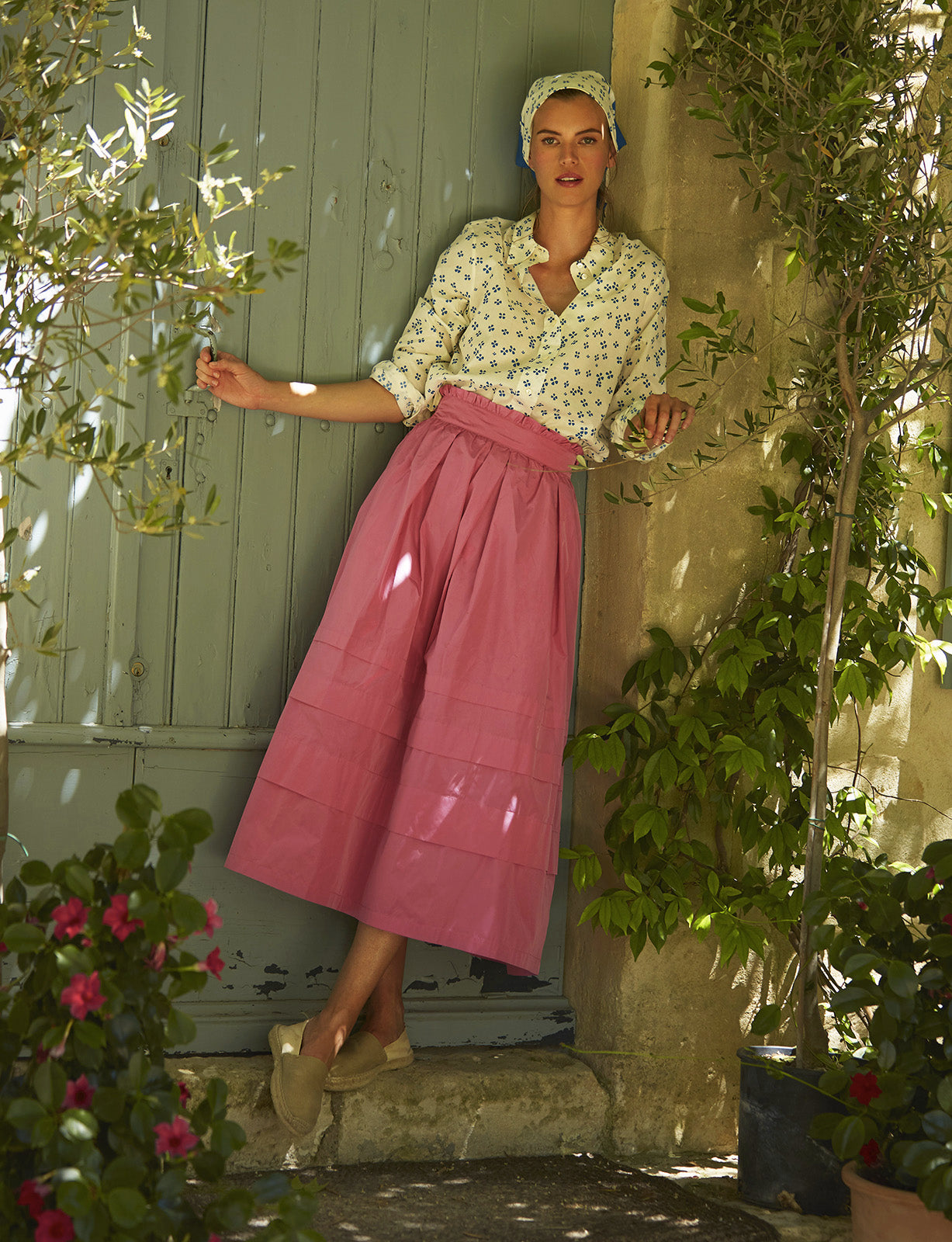 ines-de-la-fressange-paris-le-chic-parisien-self-de-la-fressange-decouvrir-l-39-university-de-la-parisienne-son-style-son-art-de-vivre-discover the collections-de-pret-a-porter-shoes-leathergoods-jewelry-accessories