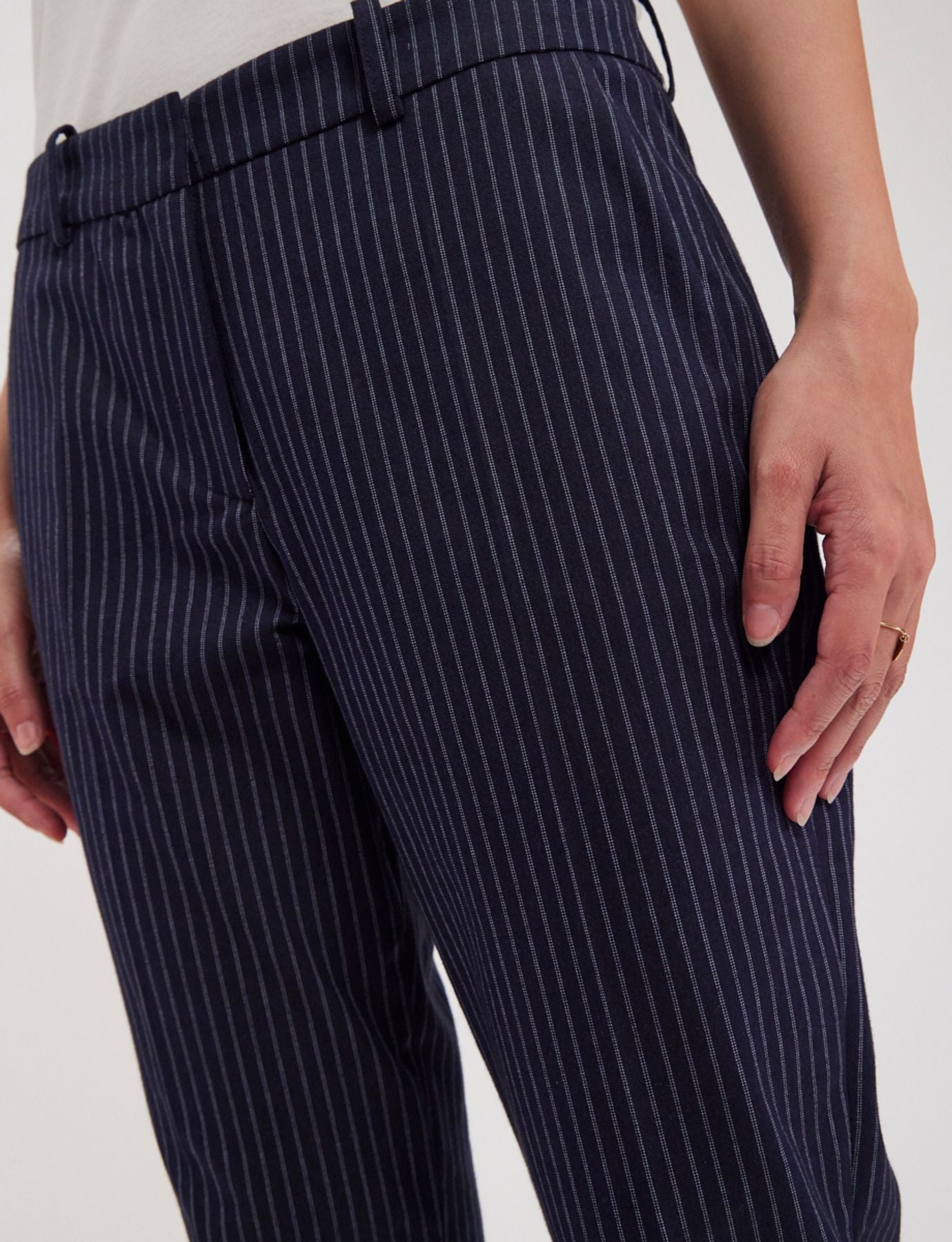 Pantalón Audrey Navy de rayas finas