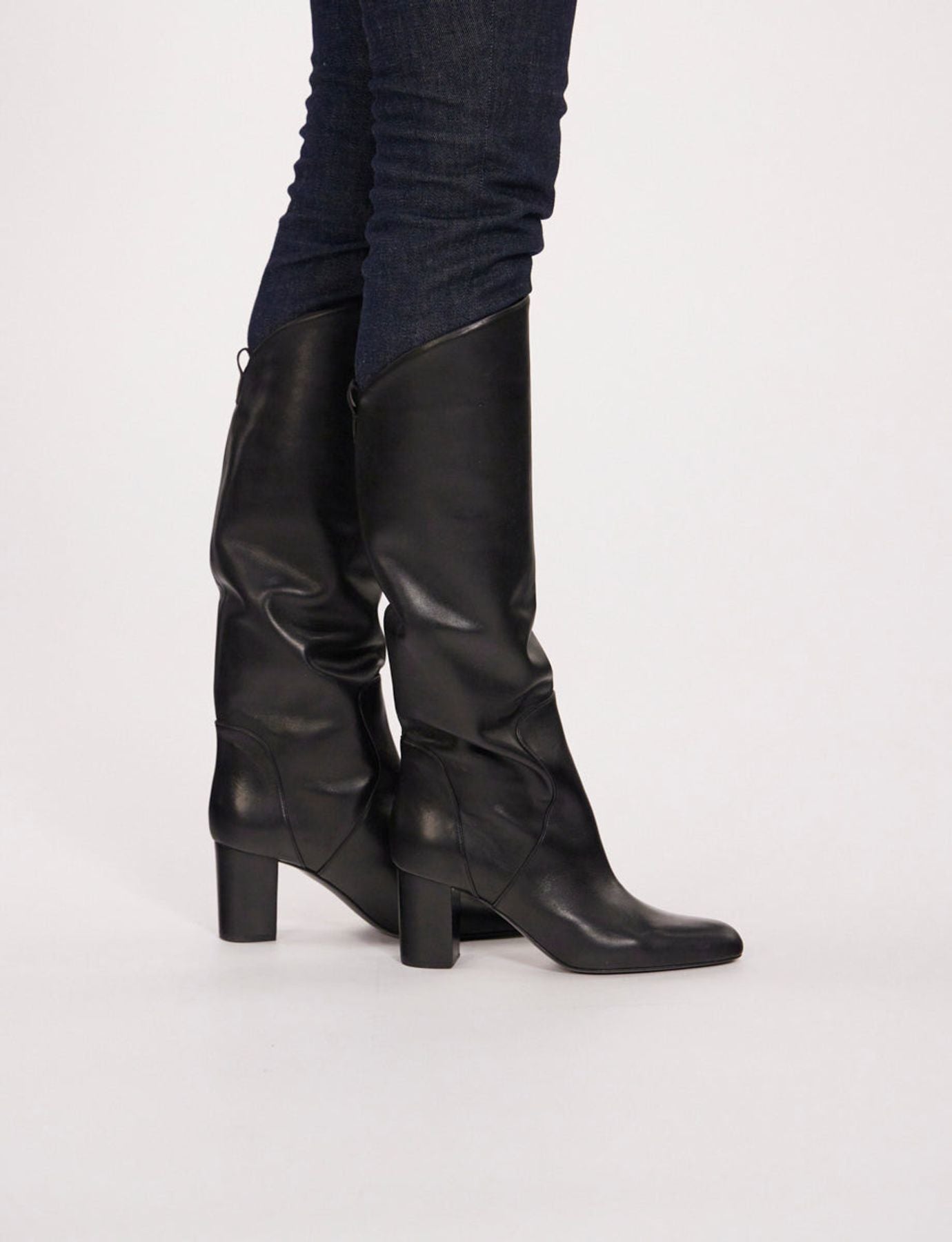 boots-a-talons-noires-en-cuir-de-veau