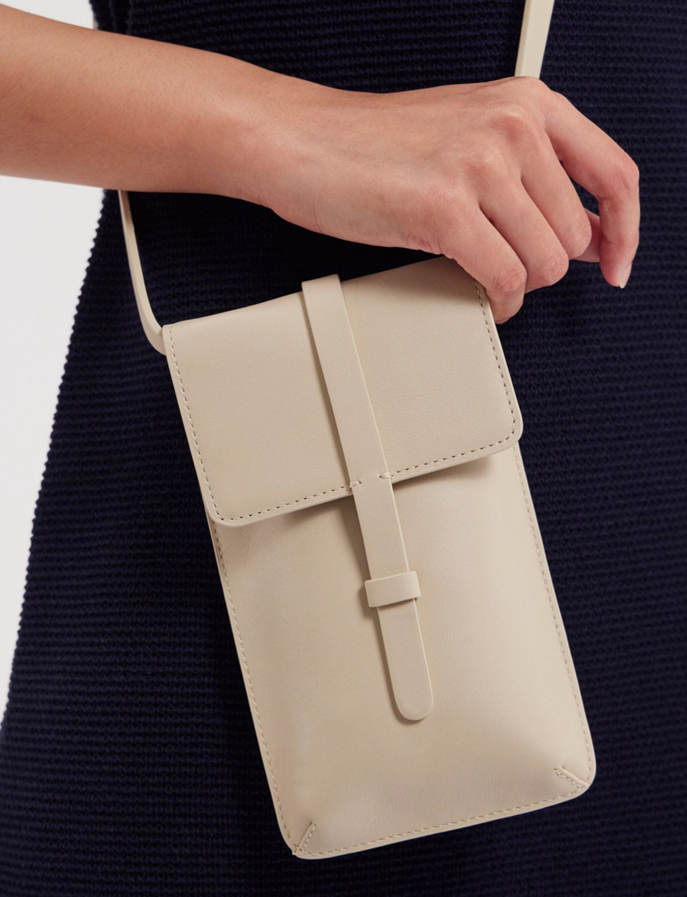 Smartphone Bag Léonore leather sand
