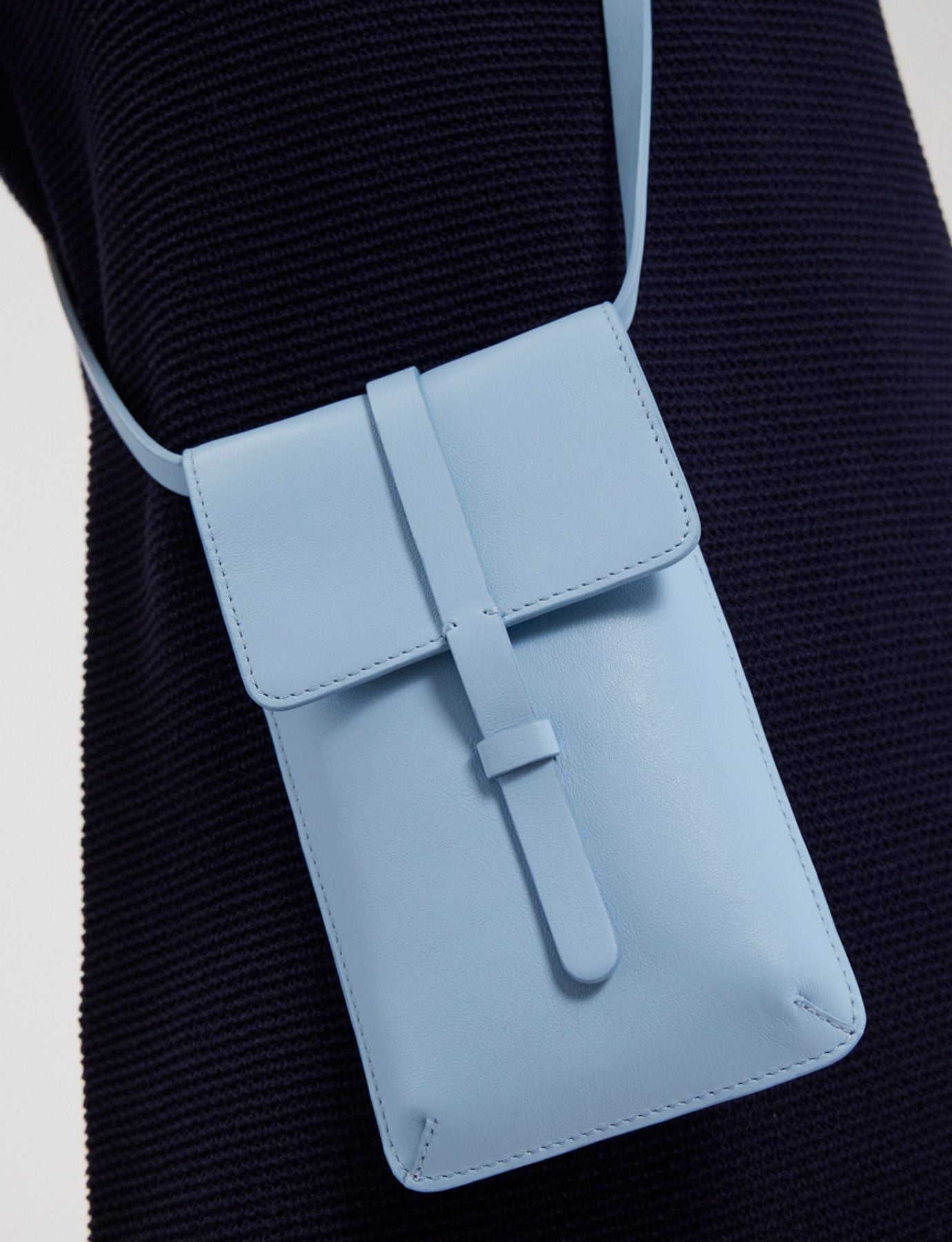 smartphone-bag-leonore-cuir-bleu-ciel